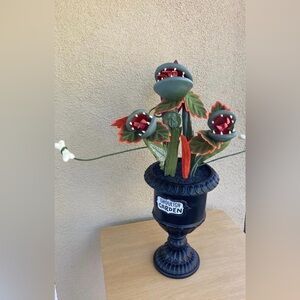 Hyde & Eek 28" Large
Creepy Ghoulish
Garden Halloween
Black Planter Boutique